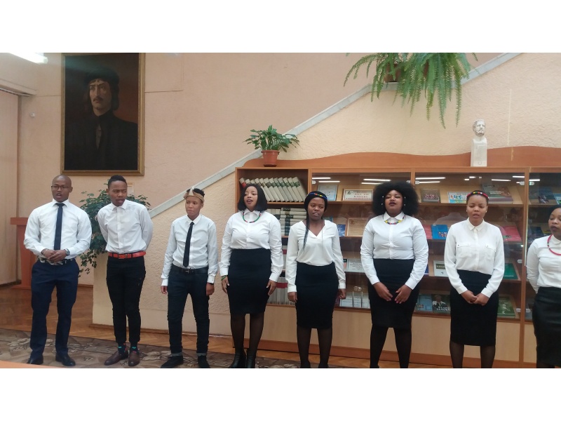 Студенты из ЮАР испоняют белорусскую народную песню "Рэчанька"