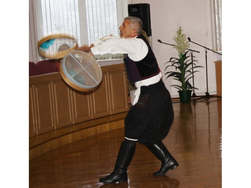 Традиционный мужской танец с таччой.