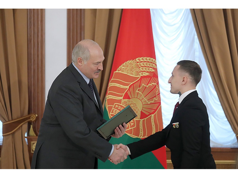 Президент Александр Лукашенко поздравляет Лаптева Геннадия