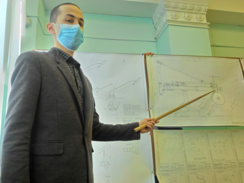 Студент группы 13пп Мурат Кулханов защищает дипломный проект