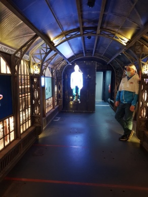 Дмитрий Харатьян инструктирует посетителей экскурсии