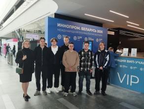 В выставочном павильоне