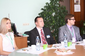 Декан факультета предпринимательства и управления с выпускниками