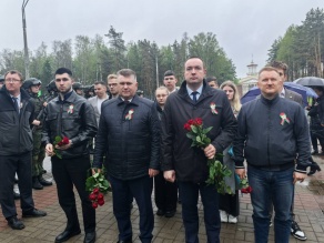 8 мая. Возложение цветов к Монументу памяти на 9‑м км Московского шоссе 8 мая. Возложение цветов к Монументу памяти на 9‑м км Московского шоссе
