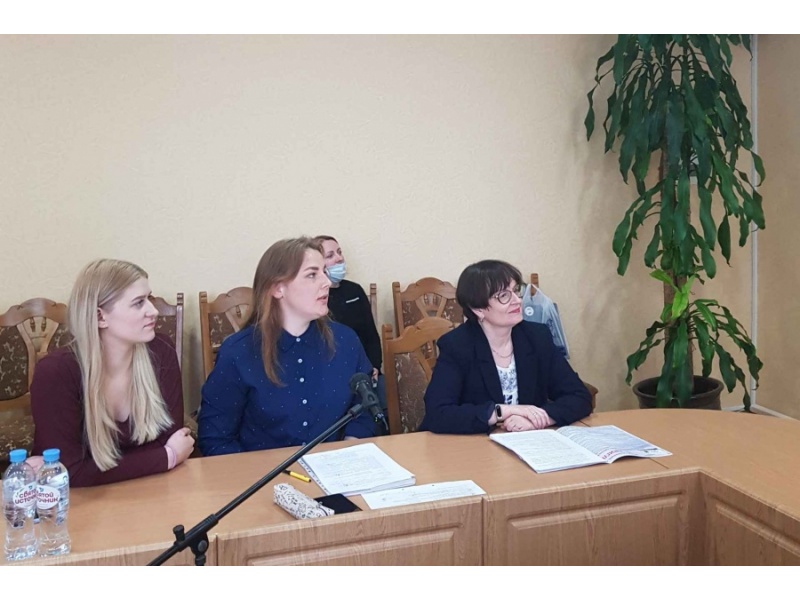 Мазец Оксана (АЭФ), Хартанович Анастасия (ФТС), Гаркуша К.Э., декан ФДПиПОМ