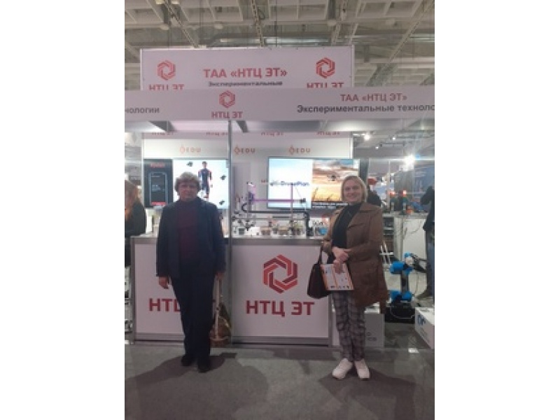 Возле обучающего макета «Умная теплица»