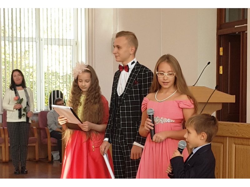 Катя и Ваня Карабань читают стихи про маму