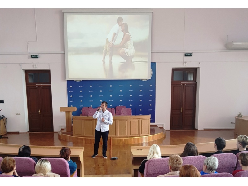 Студент АМФ,  1 курса, гр. 10мпт,  Устин Зыль. Песня "Мама"