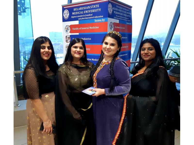 Студентки из Туркменистана и Индии