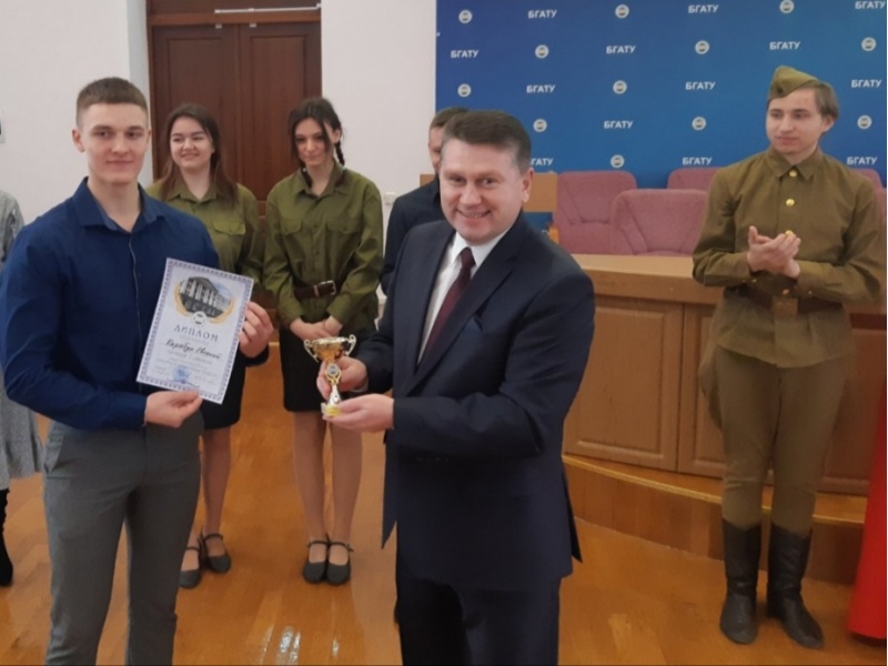 Ректор БГАТУ Романюк Н.Н. и победитель конкурса Карабун Евгений