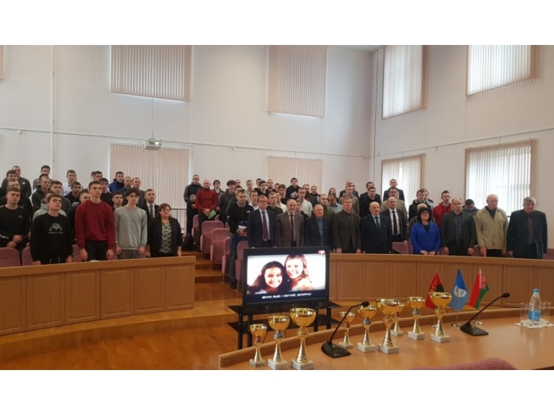 Звучит Гимн Республики Беларусь