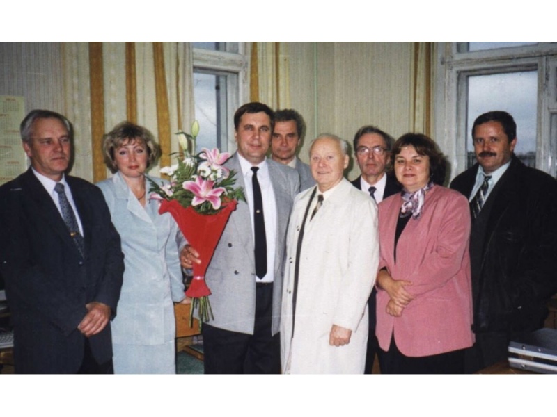 Кафедра после успешной защиты докторской диссертации М.А. Прищепова: доцент Шакирин А. И., ст. преподаватель Жалобкевич Н. М., зав. каф. Прищепов М. А., доцент Исаеня Н. В., официальный оппонент, академик НАН Беларуси, д. т. н., профессор Шашков А. Г., доцент Киселев Б. М., ст. преподаватель Севернева Е. В., доцент Кубарко А. Н.