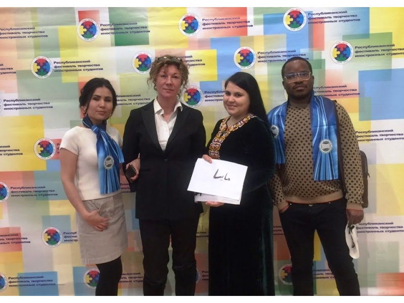 Руководитель творческой группы иностранных студентов Фещенко И.Г., педагог социальный высшей категории ОВРМ