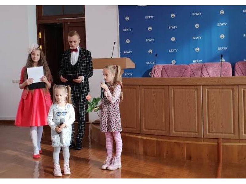 Алиса и Полина Ващаева читают стихи про маму