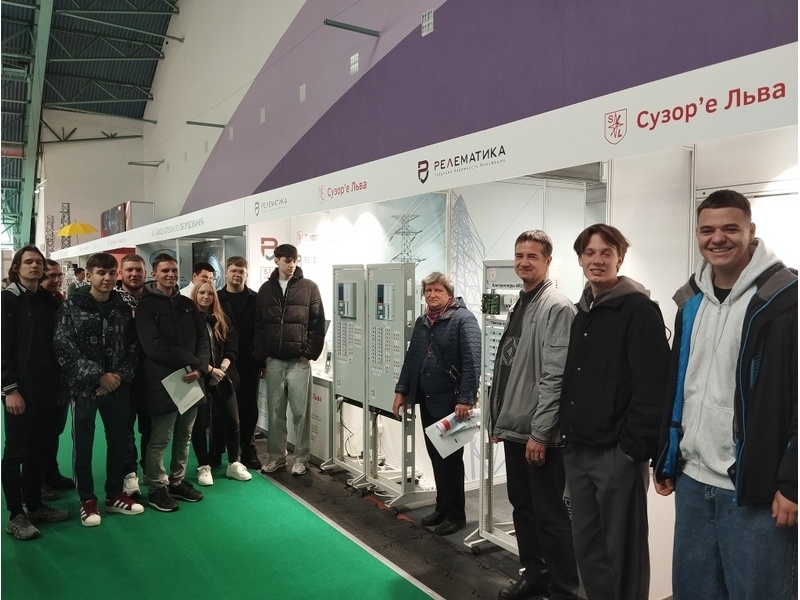 У стенда с контроллерами фирмы «Релеавтоматика»