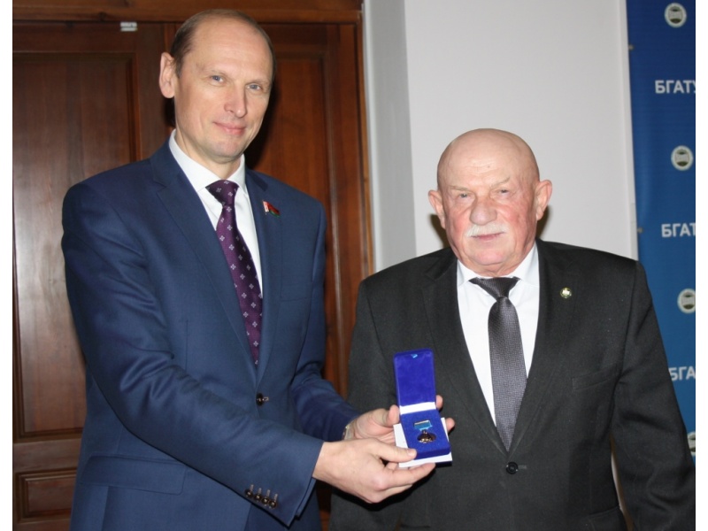 Медаль "Заслуженный миротворец" вручил ректору БГАТУ Шило И.Н. депутат Палаты представителей Национального собрания Республики Беларусь, председатель ОО "БФМ"  Мисько М.В.