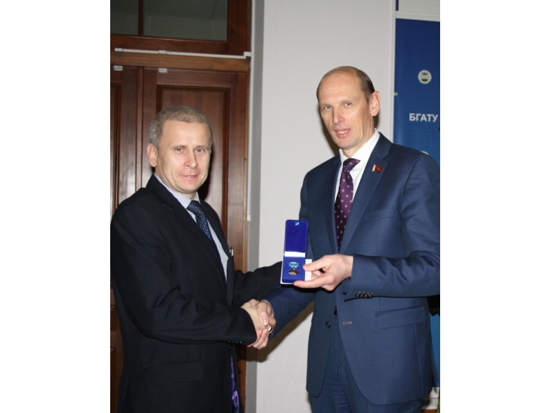 Медаль "Заслуженный миротворец" вручена зам. начальника главного управления идеологической работы, культуры и по делам молодежи Мингорисполкома Шендику С.Н.