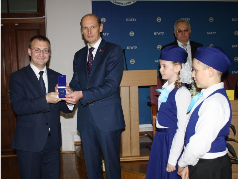 Медаль "Заслуженный миротворец" вручена 1-му секретарю Минского городского комитета ОО "БРСМ" Клишевичу С.М. 