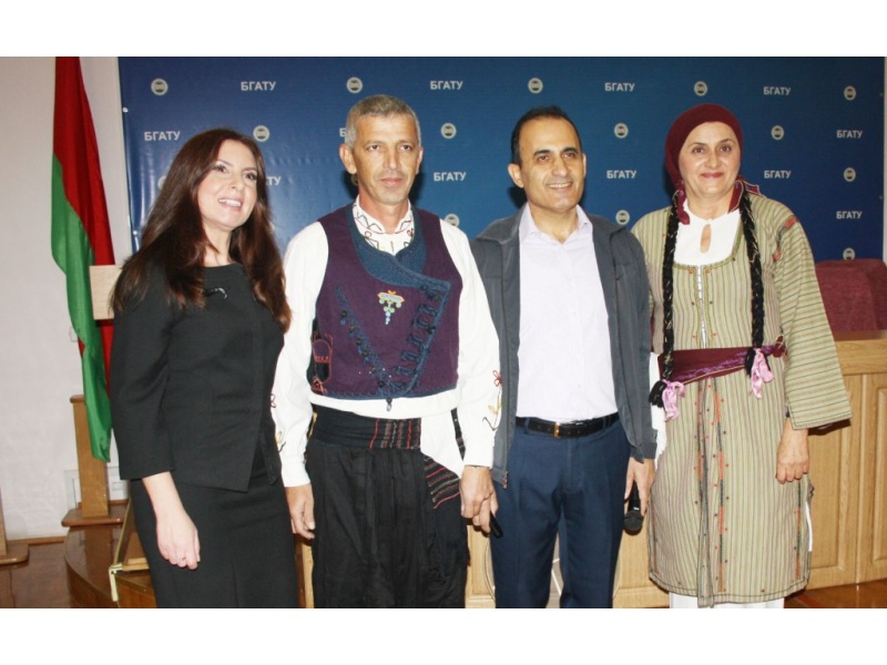 Руководитель арт-фольк группы "Велес" Чернова В.В. и представители культурной ассоциации «VASILITZIA».