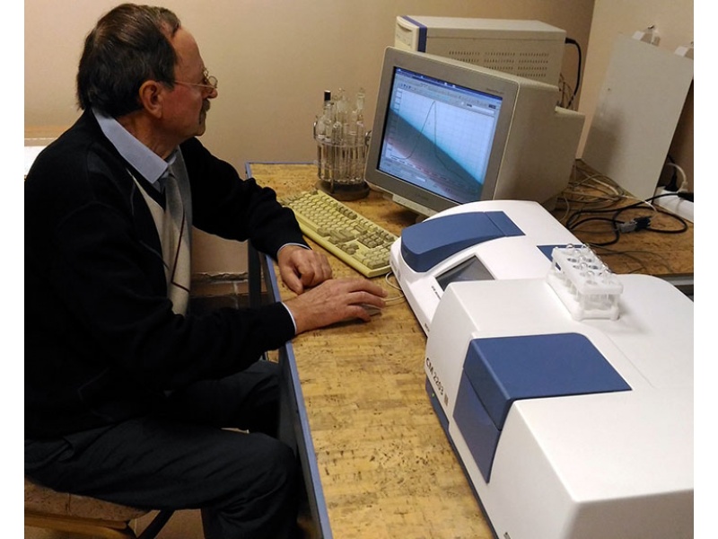 Профессор, доктор физ.-мат. наук С.М. Арабей проводит измерения спектральных характеристик образцов на новом оптическом оборудовании