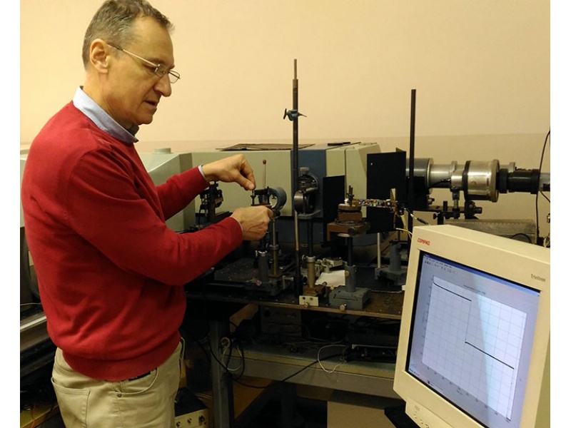 Доцент, кандидат физ.-мат. наук И.В. Станишевский изучает кинетику люминесценции образцов методом специально модулированного лазерного возбуждения