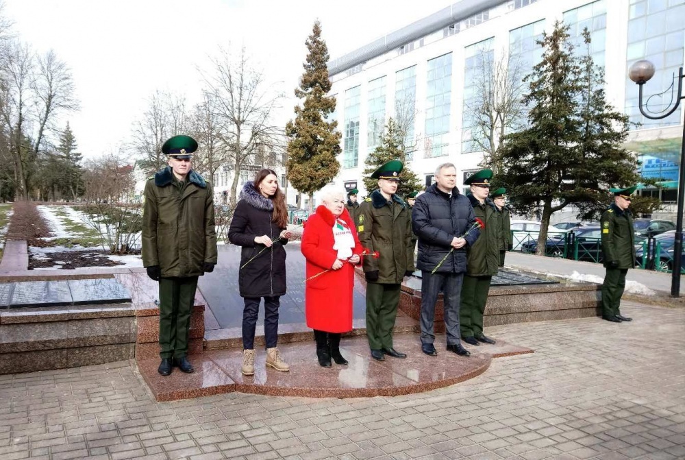Цветы к братской могиле на бульваре Толбухина 